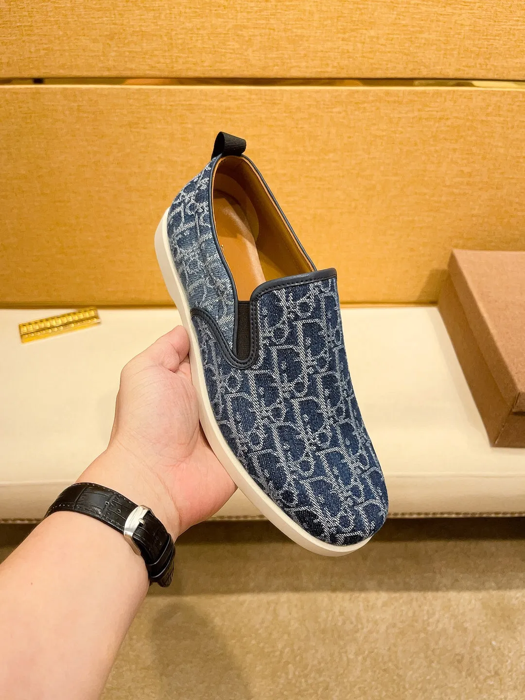 Factory price 380🔥[Dior] The latest 2024 new model is carefully crafted and set off the audience! An international brand that continues to innovate. This men's all-season casual shoe, the original version, has an all-leather upper, breathable and comfortable leather feet ➕Rubber non-slip outsole, breathable and comfortable, quality speaks for itself👄Color: two colors Size: 38-44